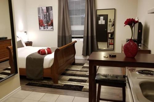 a bedroom with a bed and a desk and a mirror at Cozy Studio #14, By Amazing Property Rentals in Gatineau