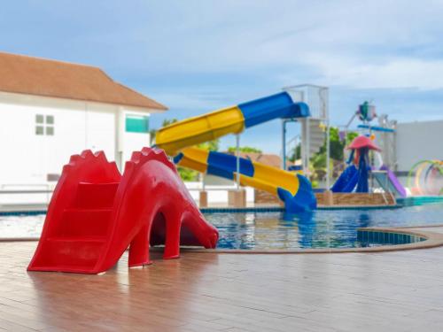un parque acuático con parque infantil y tobogán acuático en Saint Tropez Beach Hotel en Chao Lao Beach