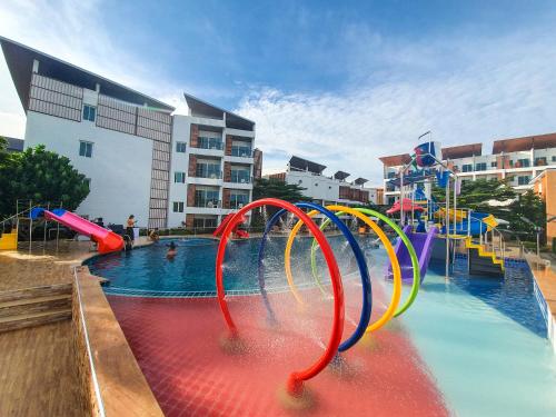een zwembad met een waterpark met een glijbaan bij Saint Tropez Beach Hotel in Chao Lao Beach