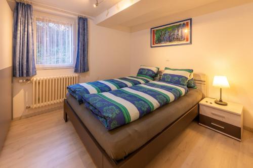 グレヘンにあるChalet Ramonaのベッドルーム1室(大型ベッド1台、青と白のシーツ付)