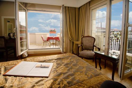 イスタンブールにあるレシタル ホテルのベッドとバルコニー付きのホテルルーム