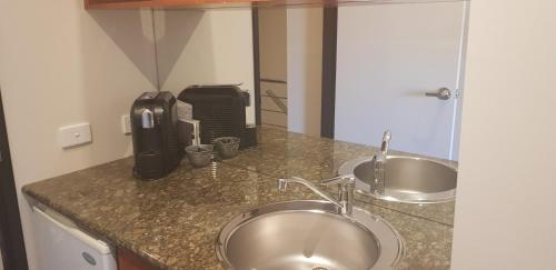Una cocina o zona de cocina en Adelphi Apartment 6 Riverview 2 BDRM, 1BDRM or 6A King Studio Riverview both with balconies
