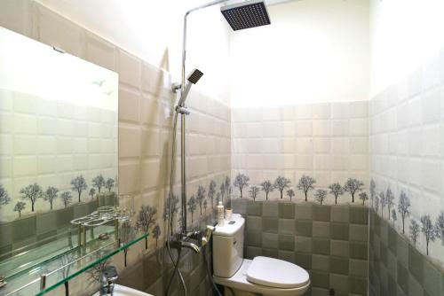 La salle de bains est pourvue d'une douche et de toilettes. dans l'établissement Cong Man Homestay Cham Island, à Hội An