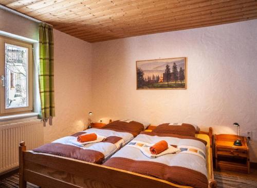 2 Einzelbetten in einem Schlafzimmer mit Wandgemälde in der Unterkunft Ferienwohnung Sigi's Waldhaus in Neuschönau