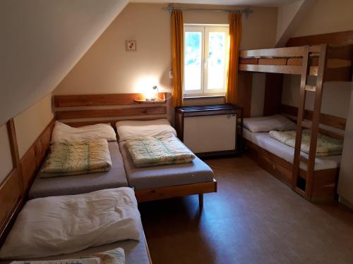 Poschodová posteľ alebo postele v izbe v ubytovaní Horská chata U Pekařů