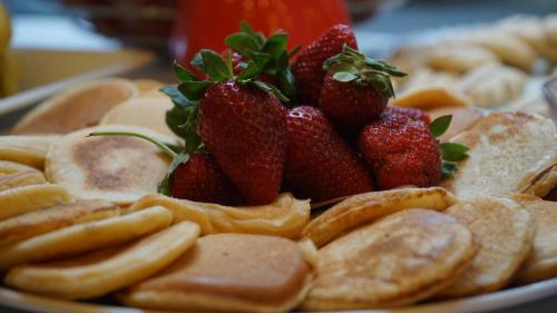 een bord met eten, aardbeien en crackers bij Recital Hotel in Istanbul