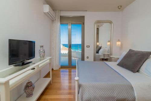 Μια τηλεόραση ή/και κέντρο ψυχαγωγίας στο Palatia Caeli SeaFront Villas, By ThinkVilla
