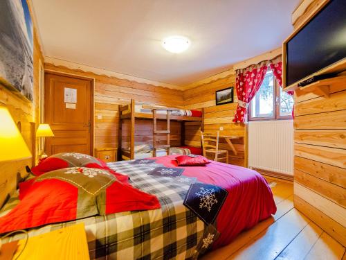 Un dormitorio con una cama en una habitación con paredes de madera. en Auberge De Liezey, en Liézey