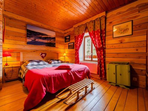 Auberge De Liezey في Liézey: غرفة نوم مع سرير في كابينة خشب
