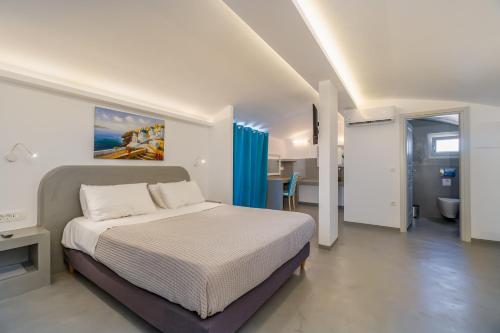Postel nebo postele na pokoji v ubytování Central Fira Suites
