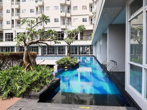 Πισίνα στο ή κοντά στο Best and Sweet Homey Studio Bintaro Icon Apartment By Travelio