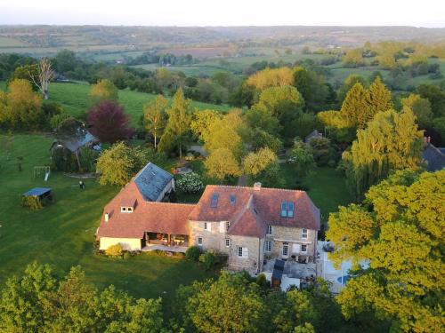 - une vue aérienne sur une grande maison dans l'établissement les marronniers, à Cambremer