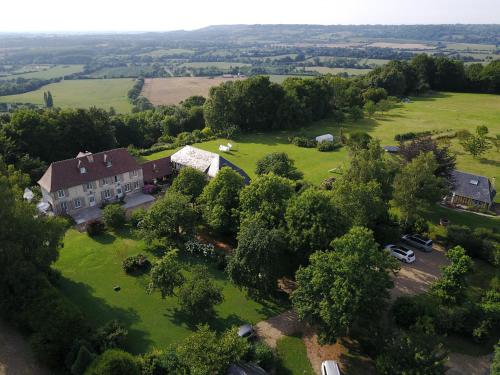 una vista aérea de una casa con un gran patio en les marronniers en Cambremer