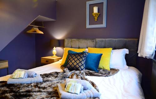 a bedroom with a bed with yellow and blue at 4 Bedroom House - DISC0UNTS - Parking, Contractors, Group, Family in Canterbury