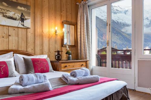 una camera con letto e vista sulle montagne di Chalet Hôtel La Sapinière a Chamonix-Mont-Blanc