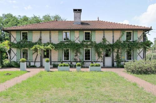 a house with ivy growing on the side of it at La résiniere de pirique in Parentis-en-Born