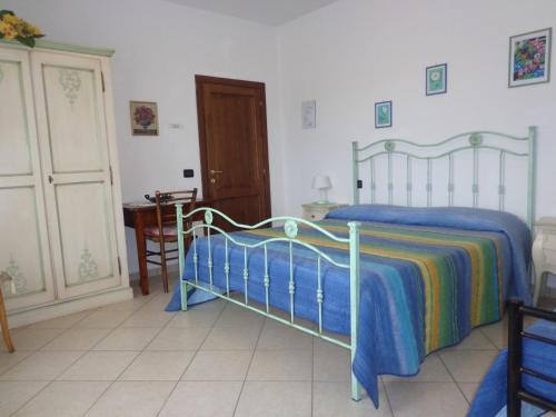 1 dormitorio con cama, mesa y puerta en Agriturismo Val della Pieve, en Anghiari