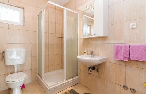 Ένα μπάνιο στο Apartman Iva-family holiday 250 m from pebble beach