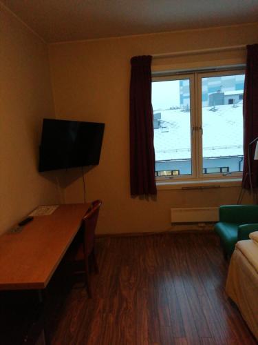 Un televizor și/sau centru de divertisment la Kirkenes Hotell