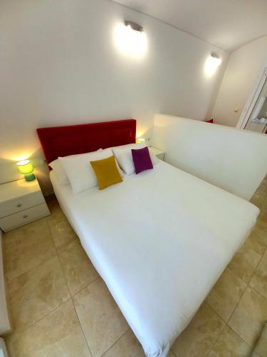 1 dormitorio con 1 cama blanca grande y 2 almohadas en Apartment Roby, en Dubrovnik