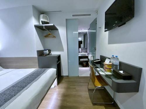 TV a/nebo společenská místnost v ubytování Bliss Hotel Singapore