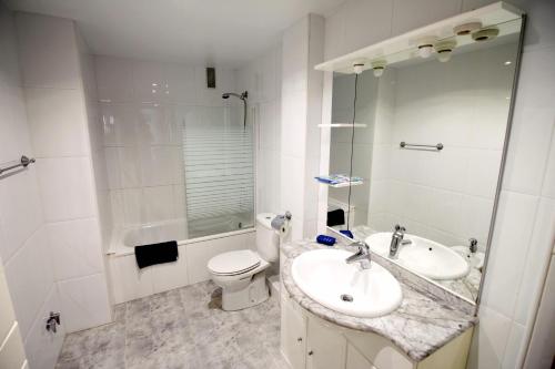 a bathroom with a sink and a toilet and a shower at Apartamento Benidorm II in Benidorm