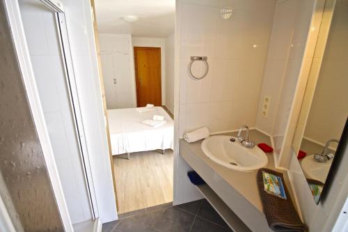 een badkamer met een wastafel en een spiegel bij Apartamento Benidorm II in Benidorm