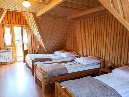 Un pat sau paturi într-o cameră la Pokoje Gościnne Duda