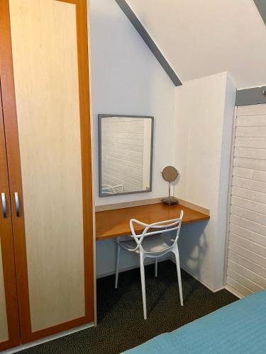 a room with a desk with a chair and a mirror at Haus Elise in Kirchheim