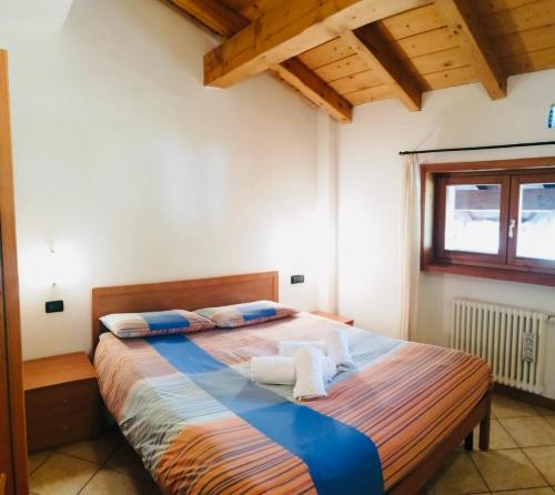 um quarto com uma cama grande e 2 almofadas em Mountain Home - Families Holidays em Valdidentro