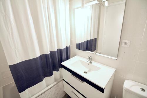 y baño con lavabo y espejo. en Apartamento El Tridente, en Alicante
