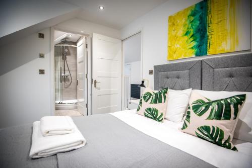 1 dormitorio con 1 cama blanca grande con almohadas verdes en 52 Old Elvet en Durham