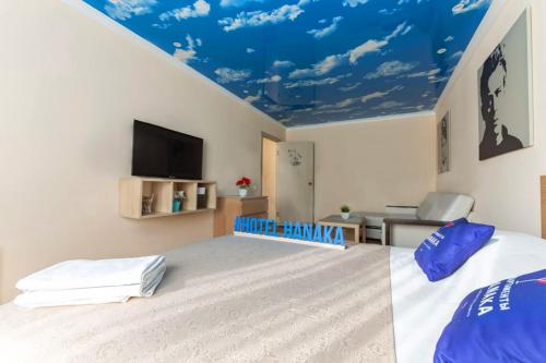モスクワにあるApartment Hanaka Orekhovy 11の青い天井のベッドルーム1室