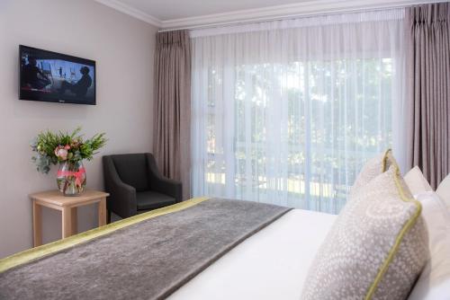 Un pat sau paturi într-o cameră la Palm Park Hotel