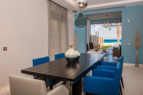 Χώρος καθιστικού στο Palatia Caeli SeaFront Villas, By ThinkVilla