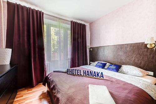 Кровать или кровати в номере Apartment Hanaka Volgogradskiy
