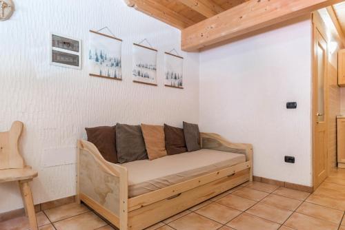 a living room with a couch in the corner at Appartamento Adamello 14 in Pinzolo