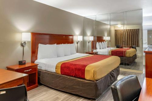 um quarto de hotel com duas camas e uma secretária em Econo Lodge North Charlottesville em Charlottesville