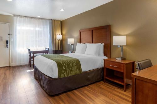 A bed or beds in a room at Comfort Inn Bishop