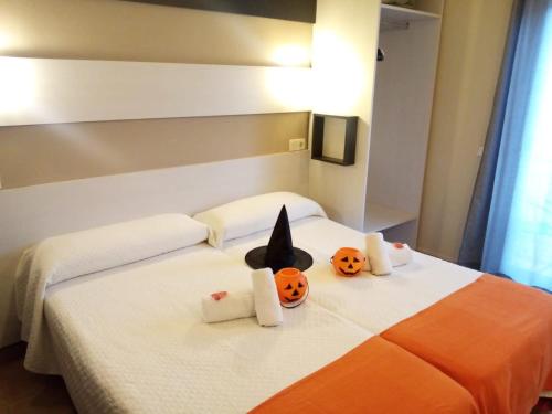 a bedroom with a bed with two pumpkins and two pumpkinsweredweredwered at Hostal Termes in Sitges
