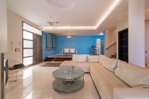 Χώρος καθιστικού στο Palatia Caeli SeaFront Villas, By ThinkVilla