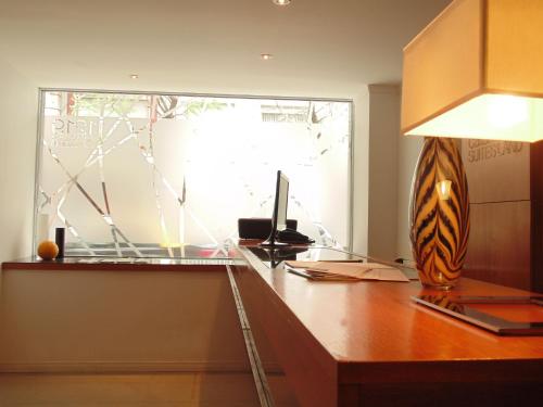 biuro z biurkiem z komputerem w obiekcie Catamarca Suites Land w mieście Rosario