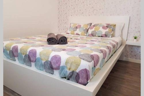 Una cama con dos pares de zapatos. en Perfect flat for your holiday at South Tenerife en Arona