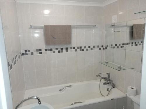 ein Badezimmer mit Waschbecken und Badewanne in der Unterkunft Seagull 409 in Margate