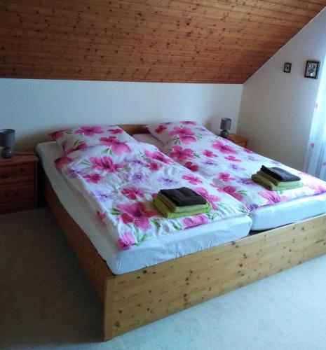 a bedroom with a bed with pink flowers on it at Ferienwohnung Fehncharme 85100 in Ostrhauderfehn