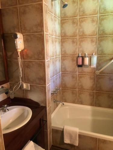 W łazience znajduje się wanna i umywalka. w obiekcie Sissi Haz Hotel w BuenosAires