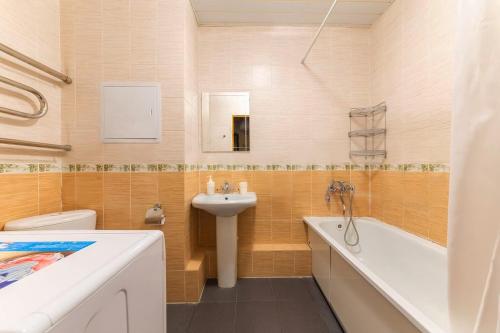 y baño con bañera, lavabo y aseo. en Apartment Hanaka Skryabina 8, en Moscú