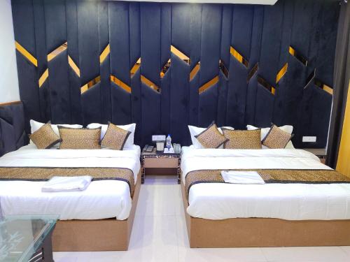 Tempat tidur dalam kamar di Hotel 51