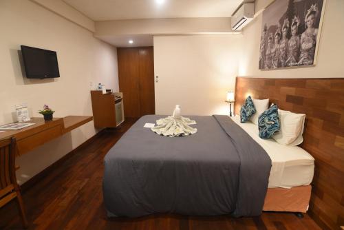 Tempat tidur dalam kamar di PNB Beach Resort