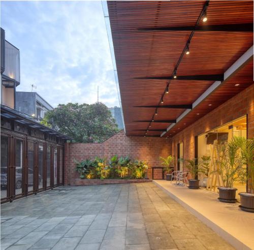 雅加達的住宿－Cool Living，一座拥有木制天花板的建筑的空庭院